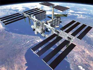 Космонавты, работающие на Международной космической станции, в субботу продолжают проверять герметичность американского модуля Destiny