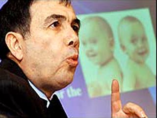 Американский врач Панос Завос сообщил, что его исследовательская группа пересадила клонированный эмбрион человека 35-летней женщине