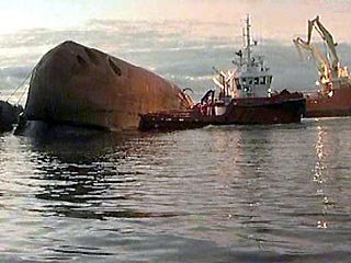 Продолжаются спасательные работы у грузового судна Rocknes, потерпевшего в понедельник крушение в 100 метрах у западного побережья Норвегии