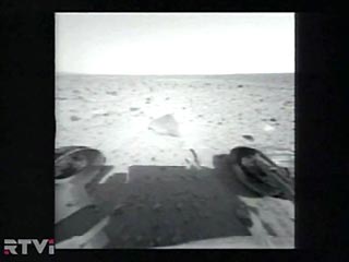 Марсоход Spirit передал на Землю данные анализа марсианского камня, который обследовал в ночь со вторника на среду. Данные оказались довольно неожиданными и вызвали некоторое недоумение у специалистов NASA
