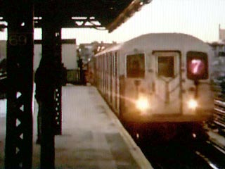 В нью-йоркском метро неизвестный мужчина покусал дедушку и внука. Нападение произошло в минувший понедельник около 17:00, когда поезд подъезжал к станции 61 Street-Woodside