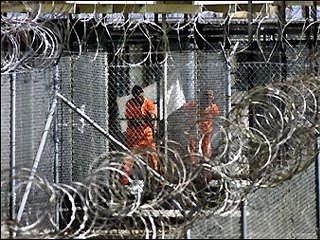 В настоящее время на базе в Гуантанамо содержатся 660 человек из 40 стран мира в возрасте от 13 лет. Большинство из них подозреваются в связях с террористической организацией "Аль-Каида".  Фото: AFP