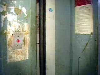 Накануне днем в Москве лифте жилого дома 57, расположенного на Каширском шоссе, а несовершеннолетнюю девочку напал насильник