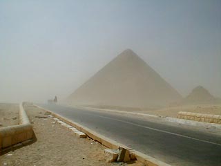 На Египет обрушилась сильнейшая песчаная буря - хамсин - сопровождающаяся ливнями и грозами. В результате в различных ДТП в трех провинциях страны погибли 6 и были ранены 42 человека