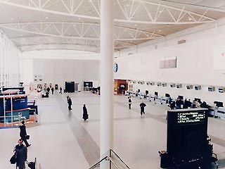В аэропорту в Великобритании задержана пассажирка, заявившая о бомбе в своем багаже