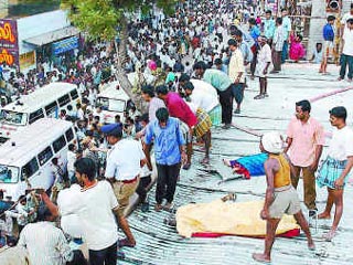 Количество жертв пожара на свадьбе в индийском штате Тамилнад в субботу возросло до 52 человек