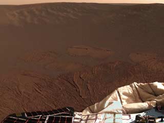 Специалисты NASA обработали и опубликовали первый цветной снимок поверхности Марса, сделанный марсоходом Opportunity, который "приземлился" в заливе Меридиана 24 января