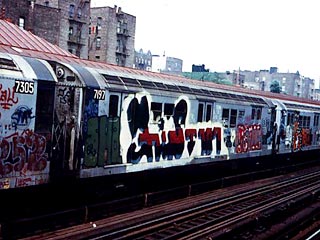 Любителей граффити, которые портят вагоны поездов, должна испугать камера, снимающая их на месте преступления и громко требующая прекратить безобразие