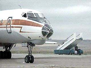 В аэропорту Калининграда УАЗик врезался в самолет