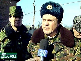В ходе восьмичасового боя, который произошел в воскресенье в Гудермесе, погибли трое российских военнослужащих, сообщил главный военный комендант Чечни генерал-лейтенант Иван Бабичев