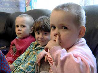 Более половины российских детей живут за чертой бедности