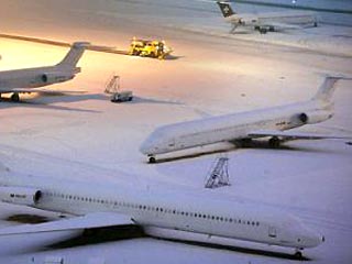 В Лондоне и Нью-Йорке из-за снегопадов отменяются десятки рейсов
