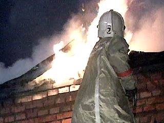 Крупный пожар, возникший в ночь на четверг, продолжается на одном из продовольственных складов в Иркутске