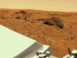 Американское космическое агентство NASA обвиняют в том, что оно "подправило" фотографии с Марса для того, чтобы марсианская поверхность более соответствовала образу Красной планеты, сложившемуся в обществе