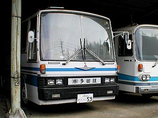 В Японии автобус встал на рельсы