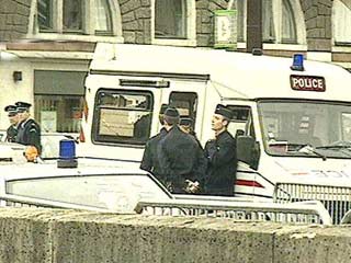 Крупная полицейская операция проводится в парижском пригороде Мант-ла-Жоли, где четверо вооруженных налетчиков в четверг утром проникли в супермаркет и попытались взять заложников