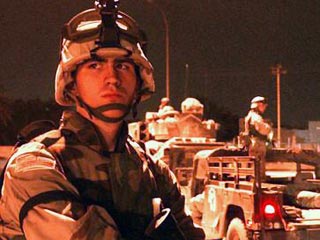 В центре Багдада в пятницу вечером на дорожном перекрестке сработало заложенное заранее взрывное устройство, американские войска окружили место взрыва