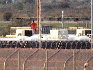 Заключенные, захватившие заложников в тюрьме "Льюис" в Аризоне, сдались