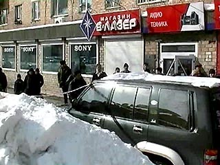 На проспекте 100 лет Владивостоку у магазина Sony неизвестные из автомата расстреляли мужчину в его собственном автомобиле