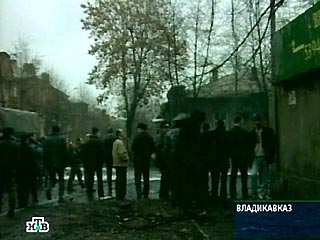 Во Владикавказе - столице Северной Осетии - в районе центрального рынка на улице Куйбышева взорвалась припаркованная возле банка автомашина