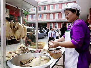 Блюда из кур и яйца в Бангкоке теперь раздают бесплатно