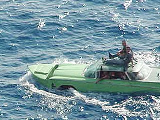 Группа кубинцев, которые летом прошлого года безуспешно попытались перебраться в США через Флоридский пролив на автомобиле-амфибии, предприняли новую попытку. На сей раз плавучим транспортным средством стал легковой автомобиль Buick