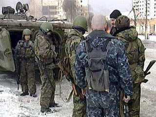 Потери среди военнослужащих Минобороны в Чечне в 2003 году сократились почти вдвое по сравнению с 2002 годом