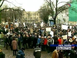 Самая массовая в истории Латвии демонстрация протеста школьников проходит сегодня в Риге у здания парламента (сейма). В ней, по последним данным, участвуют более 8 тысяч учащихся из 40 местных школ и других городов балтийской республики