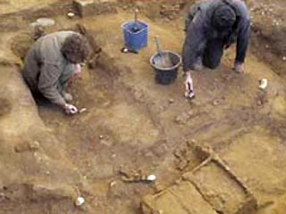 Крошечный кусочек бронзы, торчащий из грязи, был первым указанием на то, что археологи нашли нечто необыкновенное