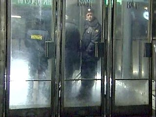 Сотрудники милиции исследуют подозрительный дипломат, обнаруженный на станции метро "Планерная"