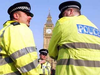 В Великобритании два офицера полиции предстали перед судом по обвинению в изнасиловании 23-летней женщины, совершенном им в то время как они находились при исполнении служебных обязанностей, на дежурстве