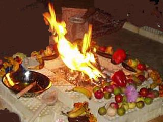 В минувшее воскресенье в храме МОСК на Хорошевке была совершена церемония Агни-хотры (огненного жертвоприношения). Этот древний ритуал совершается, чтобы облегчить посмертную участь погибшим