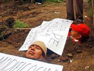 Более 30 боливийских заключенных в знак протеста зашили губы и распяли себя на кресте