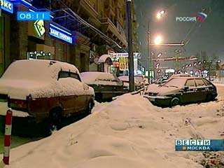Из-за прошедшего ночью снегопада на столичных трассах образовалась ледяная "корка" - ГИБДД призывает водителей к бдительности
