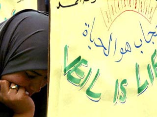 Сотни молодых людей, а также девушек в мусульманских платках - хиджабах  скандировали лозунги, обвиняющие  Францию  "в  войне против ислама"