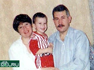 Родители убитого малыша Александр и Елена Рогулины знакомы с подсудимым много лет.