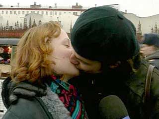 По данным социологов, за последние годы у россиян заметно убавились отрицательные чувства при созерцании целующихся у всех на виду