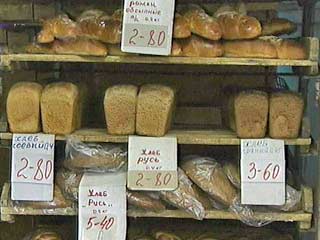 на следующей неделе представители хлебопекарной отрасли и торговых предприятий намерены обсудить размеры снижения стоимости тех видов хлеба, которые в основном покупают малообеспеченные слои населения