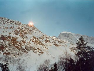 У горы Чегет возобновлены поиски пропавших сноубордистов из Москвы