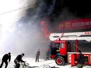 По уточненным данным, 51 человек погиб и свыше 70 получили ранения и ожоги в результате сильного пожара, вспыхнувшего сегодня в торговом комплексе в городе Цзилинь