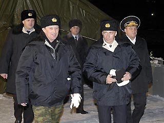 Президент России Владимир Путин в настоящий момент до сих пор находится в море на тяжелом подводном ракетном крейсере стратегического назначения "Архангельск"