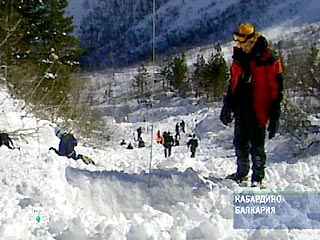 Тела двух из семерых пропавших в Приэльбрусье сноубордистов из Москвы откопали из-под лавины на северном склоне Чегета недалеко от русла реки Азау