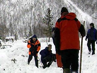 На северном склоне горы Чегет после принудительного спуска лавин в воскресенье утром возобновлен поиск трех из семи пропавших сноубордистов из Москвы