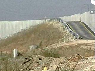 Палестинцы передали суду в Гааге документы против возведения "разделительной стены"