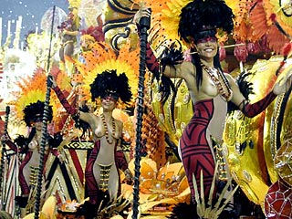 В Рио-де-Жанейро проходит традиционный карнавал, представляющий собой парад школ самбы высшей лиги