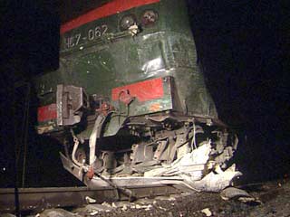 Автомобиль "КамАЗ" столкнулся с грузовым поездом на регулируемом железнодорожном переезде в Долинском районе Сахалина