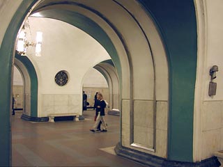 В Москве три человека пострадали на станции метро ВДНХ после применения одним из пассажиров газового баллончика