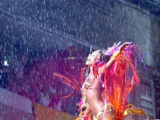 Красочным парадом "школ самбы" в бразильском городе Рио-де-Жанейро завершился самый знаменитый в мире традиционный карнавал. Заключительный парад проходил под проливным дождем, однако это не помешало гостям наслаждаться зрелищем