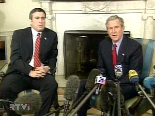 Буш принял Саакашвили в Белом доме и пообещал ему помочь улучшить отношения с Россией