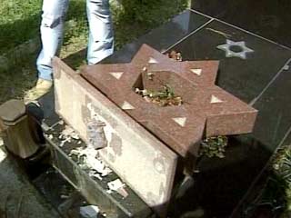 Вандалы осквернили десятки могил на одном из старейших еврейских кладбищ Бруклина